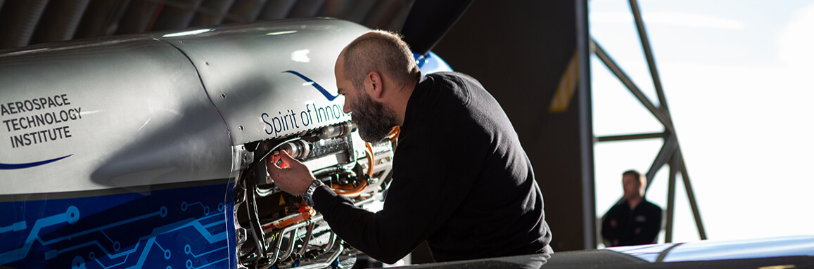 رجل يصلح طائرة