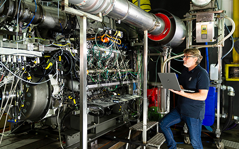 Rolls-Royce has reached another milestone towards CO2-neutral energy supply: The further developed 12-cylinder gas engine of the mtu Series 4000 has successfully passed the first test runs with 100 percent hydrogen and showed very good results in terms of efficiency, power, emissions and combustion.